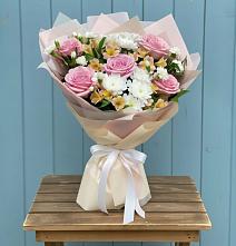 Букет цветов из:  Гвоздики, Орхидеи и Розы в Захарьино