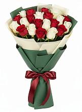 Букет Микс из красных и белых роз в Захарьино