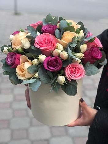 Цветочная композиция из Розы в шляпной коробке в Захарьино