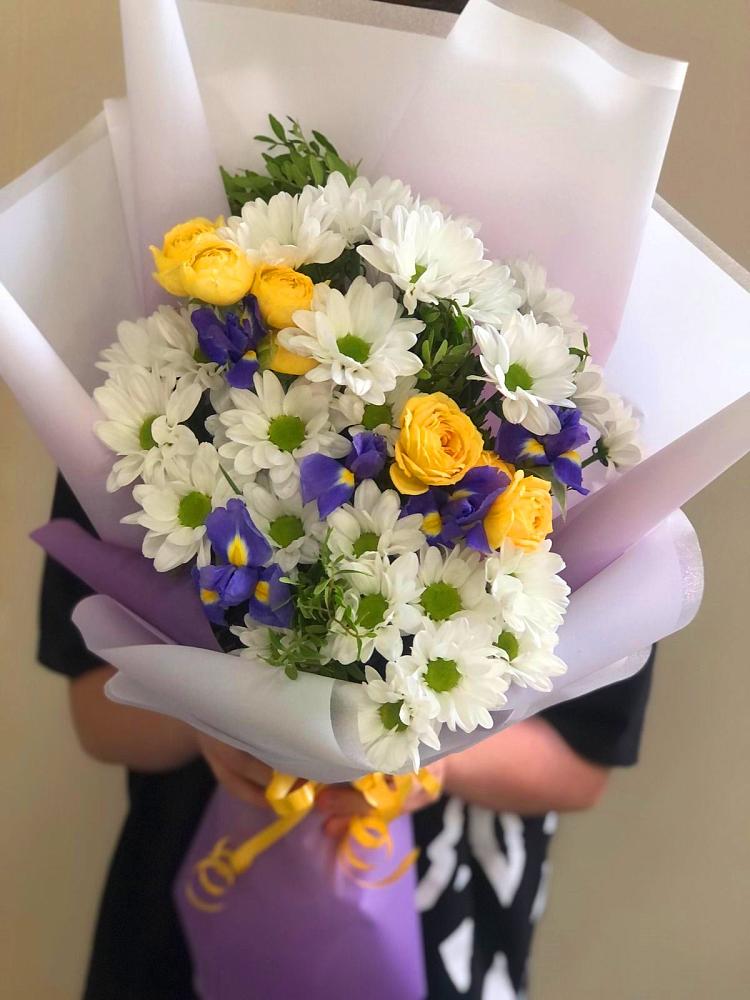 Букет цветов из: Ирисы, Хризантемы и Розы в Захарьино