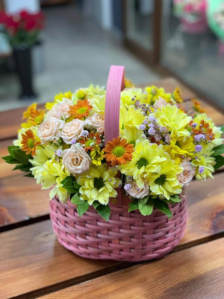 Цветочная композиция из Хризантемы и Розы в корзине в Захарьино
