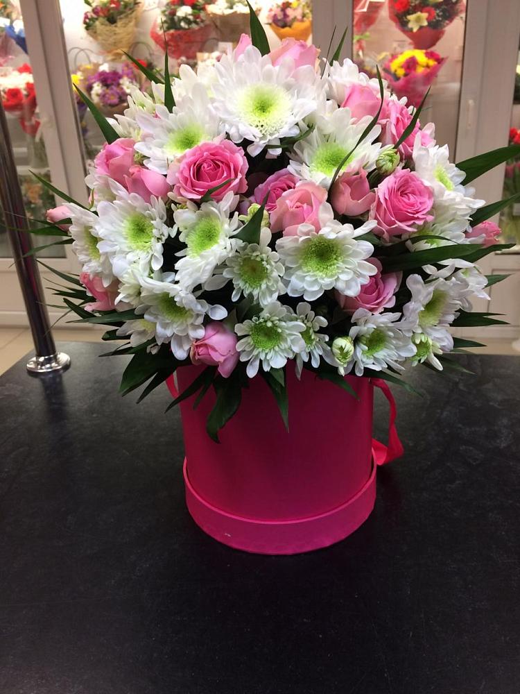 Цветочная композиция из Розы и Хризантемы в шляпной коробке в Захарьино