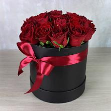 Цветочная композиция из Розы в шляпной коробке в Захарьино